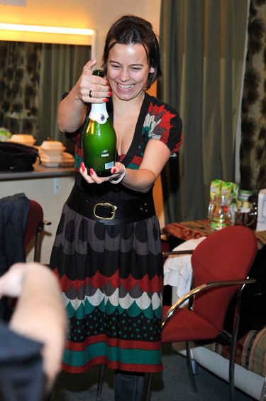 Anna Mucha z szampanem