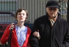 Łapicki na spacerze z żoną i... krzesłem