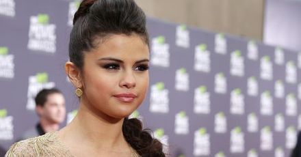 Selena Gomez chowa się przed Bradem Pittem