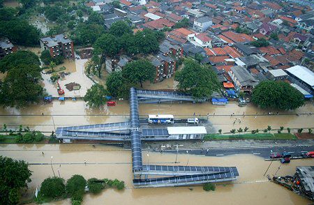 Trzy czwarte Dżakarty zalane wodą