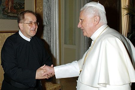 Abp Wesoły: papież nie zajmie się o. Rydzykiem