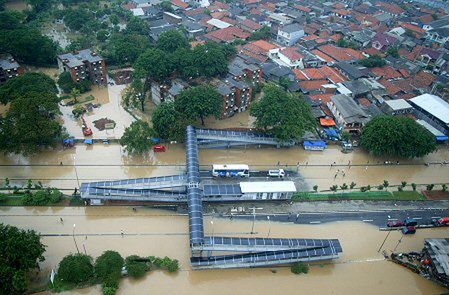 Trzy czwarte Dżakarty zalane wodą