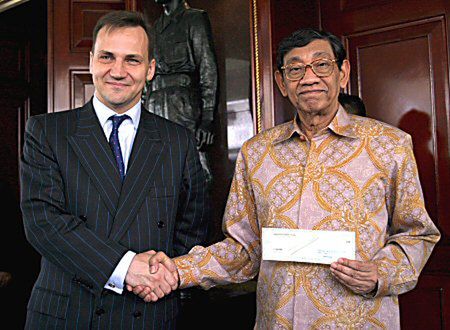Minister Sikorski przekazał pomoc dla Indonezji