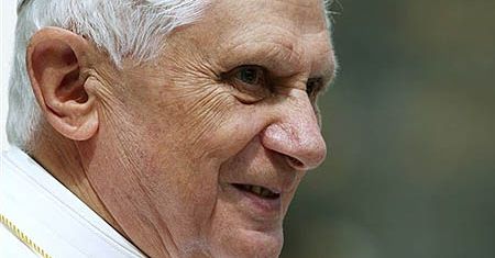 Benedykt XVI modli się w intencji ofiar katastrofy