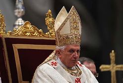 Papież w geście pokory umył nogi dwunastu księżom