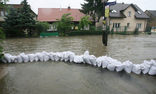 Zalane ulice w Krakowie, alarm na Podkarpaciu