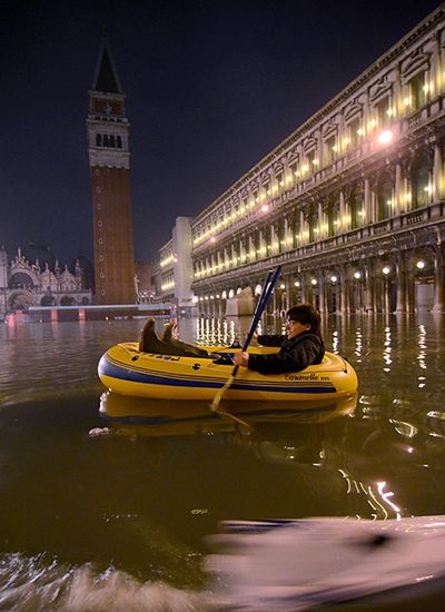 Woda zalała Wenecję - pasterka w kaloszach