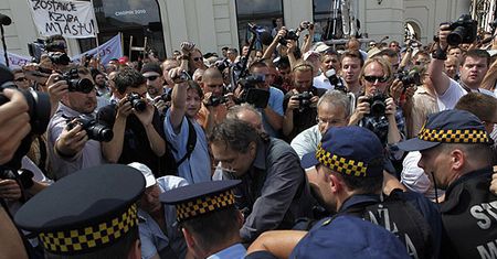 Bp Pieronek: ci, którzy bronią krzyża to fanatyczna sekta