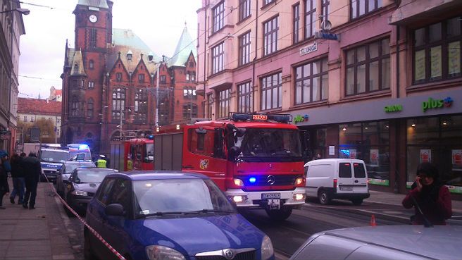 Wypadek we Wrocławiu. Tramwaj wypadł z torów i uderzył w samochody