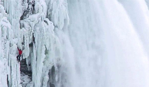 Alpinista wspiął się po zamarzniętym wodospadzie Niagara
