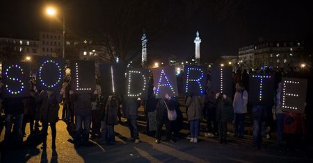 Francuska prasa: niedziela demonstracji we Francji "historycznym dniem"
