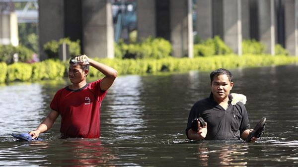 Bangkok ucierpiał w wyniku powodzi - tak wygląda główna autostrada