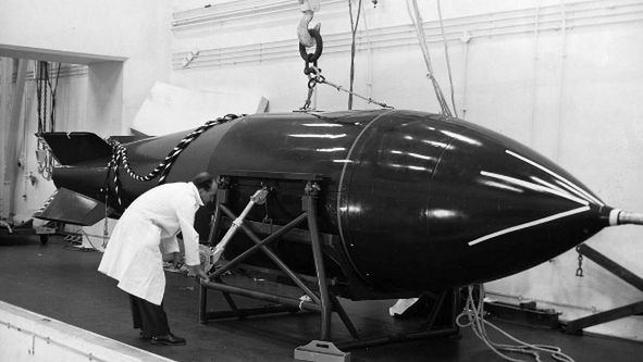 Pierwsza bomba atomowa (Blue Danube) została dostarczona do bazy RAF w listopadzie 1953 roku