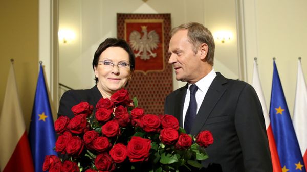 Ustępujący premier Donald Tusk przekazuje urząd nowej premier Ewie Kopacz