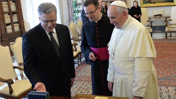 Prezydent Komorowski wręcza prezenty papieżowi Franciszkowi