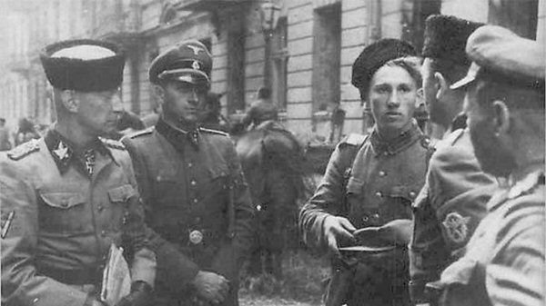 SS-Gruppenführer Heinz Reinefarth w czapce "kubance" oraz żołnierze 3 Pułku Kozaków płk. Jakuba Bondarenki - okolice ul. Wolskiej w Warszawie. Fot. Muzeum Niepodległości