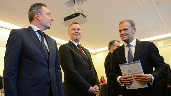 Minister spraw wewnętrznych Bartłomiej Sienkiewicz i premier Donald Tusk