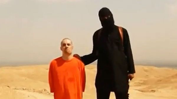 Kadr z nagrania mającego przedstawiać scenę egzekucji Jamesa Foleya