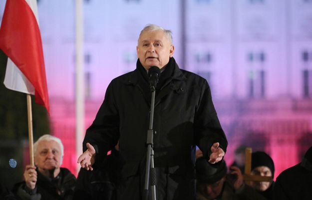 Kolejna miesięcznica smoleńska. Krzyki i przepychanki na Krakowskim Przedmieściu