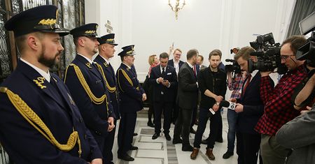 Media narodowe dostają rykoszetem od marszałka Sejmu. "Pod drzwiami cały czas stał strażnik, który nas pilnował"
