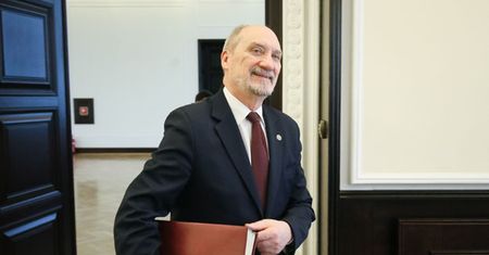 Polacy nie chcą odbierać stopni generalskich Jaruzelskiemu i Kiszczakowi