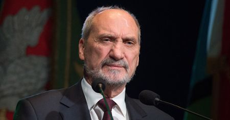 "Bardzo pilny" projekt MON. Antoni Macierewicz chce degradować oficerów. Także pośmiertnie