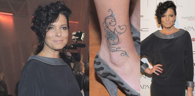 Felicjańska z podpiętymi włosami pokazuje tatuaż