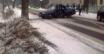 Opel uderzył w drzewo