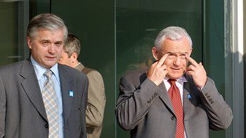 Premier Leszek Miller i minister spraw zagranicznych Włodzimierz Cimoszeiwcz w Porto Carras