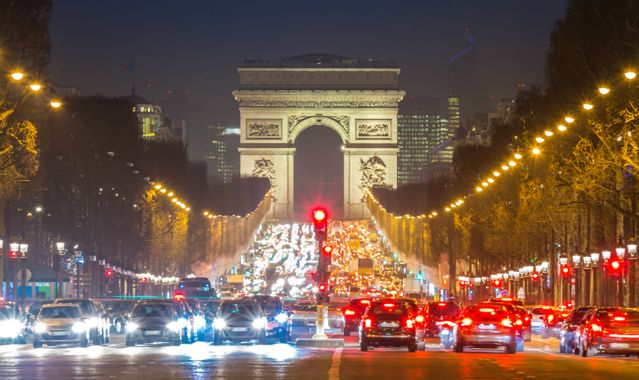 Kierowcy chcą pozwać władze Paryża za zakaz wjazdu dla starych aut