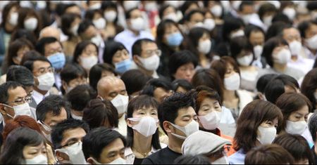 Japonia: Wielu mieszkańców Tokio nadal wybiera maski na twarz pomimo złagodzenia przepisów dotyczących COVID-19
