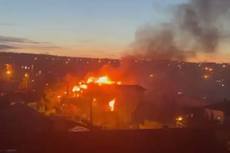 Myśliwiec Su-30 spadł na dom w Irkucku.