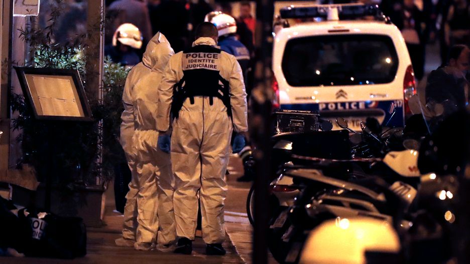 Policjanci na miejscu zamachu nożownika w Paryżu