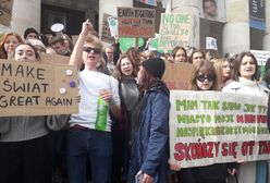 Młodzieżowy Strajk Klimatyczny w Warszawie. Nie poszli do szkoły, by protestować. "Zaczynamy od ulicy"