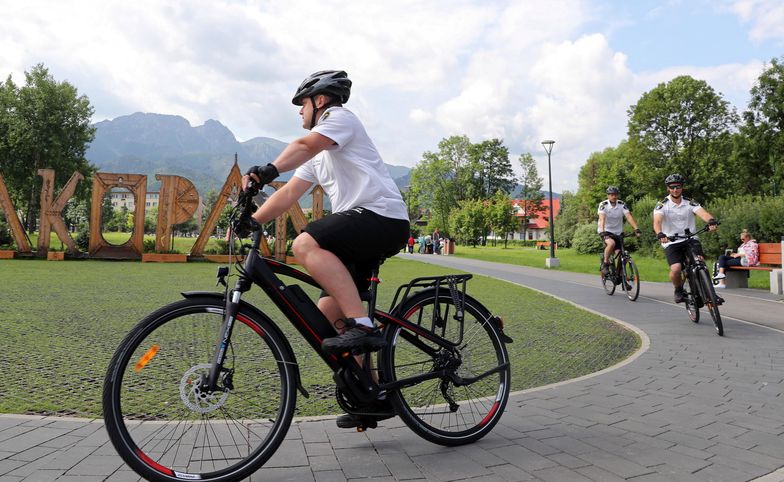 Straż Miejska w Zakopanem patroluje ulice na rowerach elektrycznych.