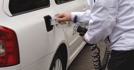 Auta na prąd. 15 modeli aut elektrycznych i 27 hybryd plug-in w stałej ofercie dilerów