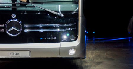 Przyszłość autobusów to prąd. Mercedes podchodzi do sprawy kompleksowo