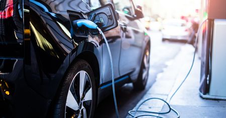 Eksperci: Milion samochodów elektrycznych w Polsce mało prawdopodobny