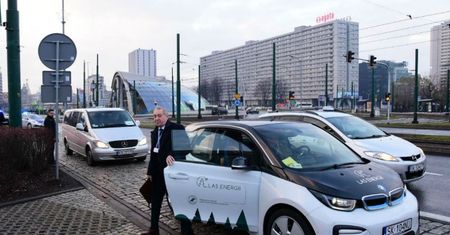 Absurdy szczytu klimatycznego w Katowicach. Minister wcisnął się do malutkiego auta