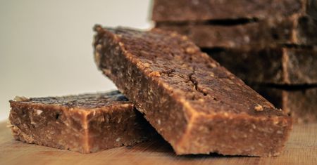 Batony proteinowe - skład i wartość odżywcza. Przepis na domowe batony białkowe