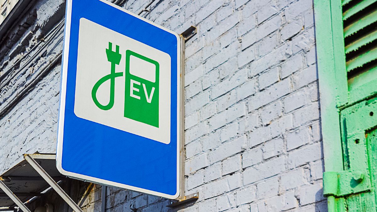 Punkty ładowania elektrycznych samochodów powstaną na 13 MOPach.