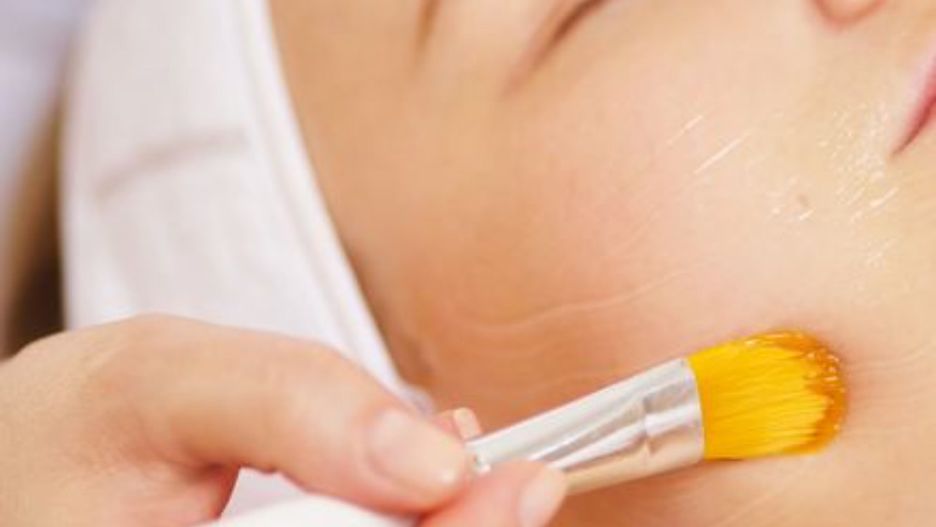 Peeling enzymatyczny jest delikatniejszy od peelingu mechanicznego