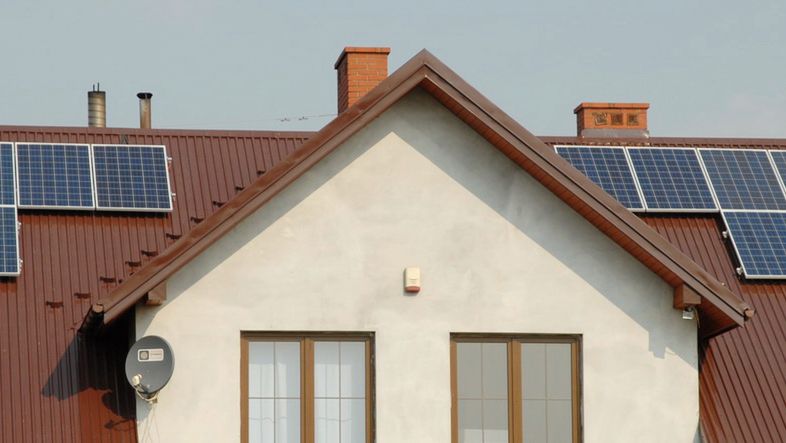 Najczęściej w standardowych domach jednorodzinnych ogrzewanych kotłem grzewczym i bez klimatyzacji, zastosowanie znajdują instalacje PV o mocy od 2 do 4 kWp. Instalacja 3 kWp składa się przeważnie z 12 paneli PV i wymaga około 20 mkw. wolnej powierzchni na dachu.