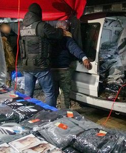 216 busów wypełnionych podróbkami wartymi 52 mln zł. Handlarze w rękach policji