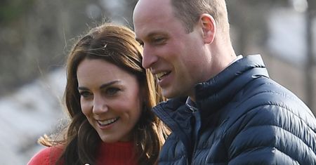 Książę William i księżna Kate przytuleni, uśmiechnięci. Koniec z plotkami o kryzysie