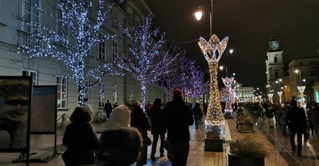 Warszawa gotowa na święta. Świąteczna iluminacja zachwyca przechodniów