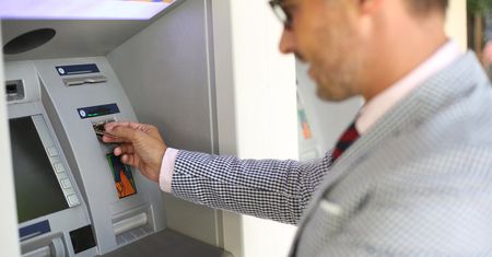 Tak okradają bankomaty. Ofiarą może być każdy