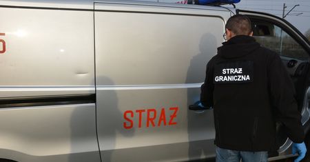 Przemycał papierosy przemalowanym "wozem strażackim". Wpadkę wychwycili na drodze