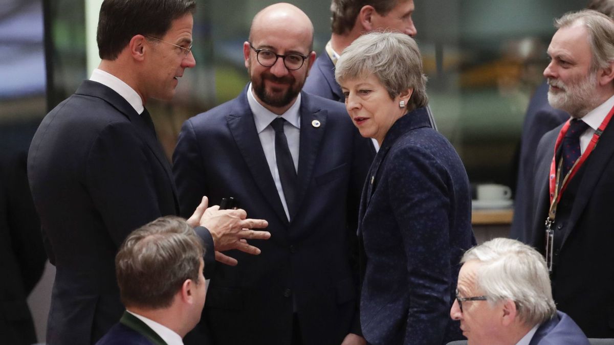 Theresa May przed oficjalnym rozpoczęciem RE w towarzystwie premierów Holandii i Belgii.