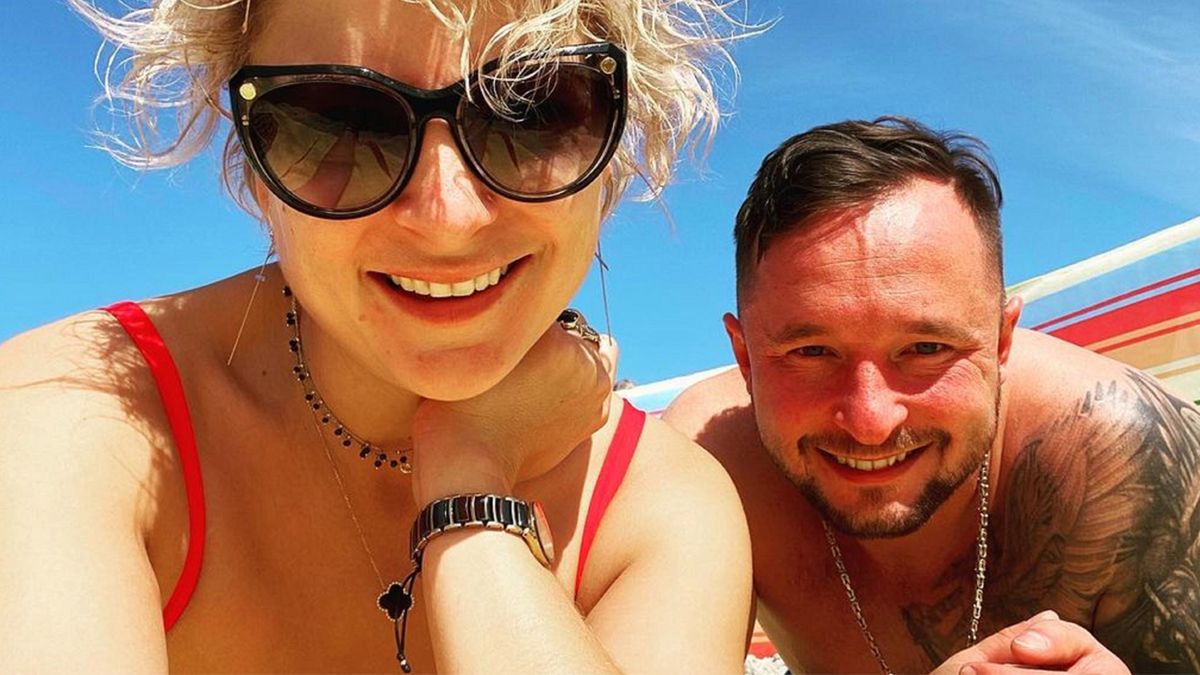 Magda Narożna odpoczywa z partnerem na plaży. Gwiazda zafundowała sobie odważną sesję na ręczniku